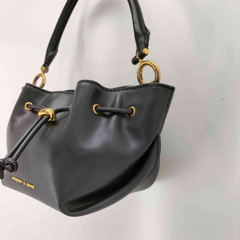 チャールズアンドキース CHARLES&KEITH ボアズ ドローストリングトップハンドルバッグ レディース