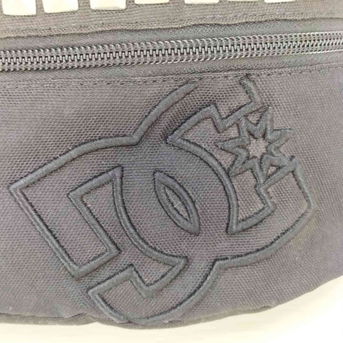 ディーシー DC ロゴDC刺繍 スタッズ 裏地レオパード ボディバッグ メンズ