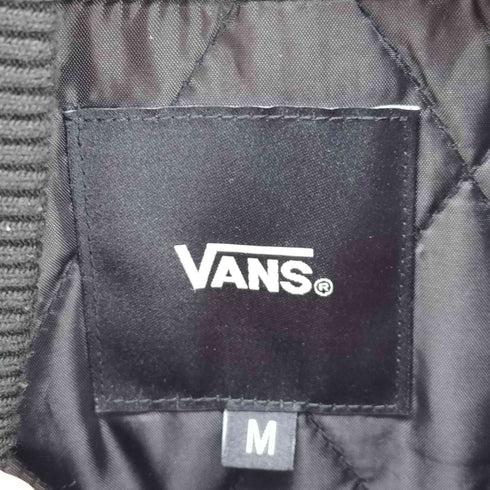バンズ VANS カレッジロゴ スタジャン 刺繍ロゴ 裏キルティング 中綿ジャケット メンズ M