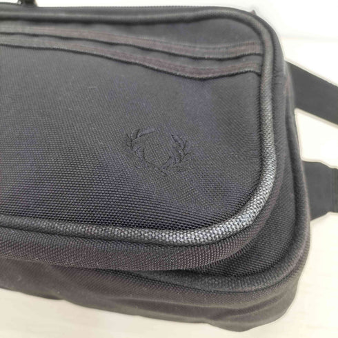フレッドペリー FRED PERRY ローレルリース刺繍 キャンバス ボディバッグ メンズ