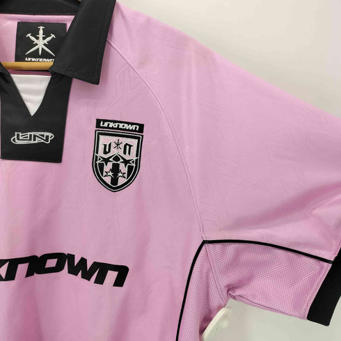 アンノウン UNKNOWN Pink Monogram Football Shirt メンズ M
