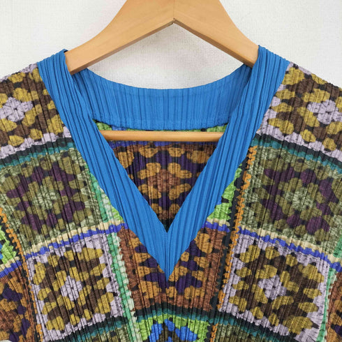 プリーツプリーズイッセイミヤケ PLEATS PLEASE ISSEY MIYAKE クロシェ編みプリントプリーツVネックカットソー レディース JPN:3