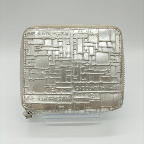 コムデギャルソン COMME des GARCONS スペイン製 EMBOSSED LOGOTYPE WALLET ラウンドジップウオレット メンズ