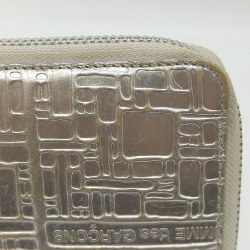 コムデギャルソン COMME des GARCONS スペイン製 EMBOSSED LOGOTYPE WALLET ラウンドジップウオレット メンズ