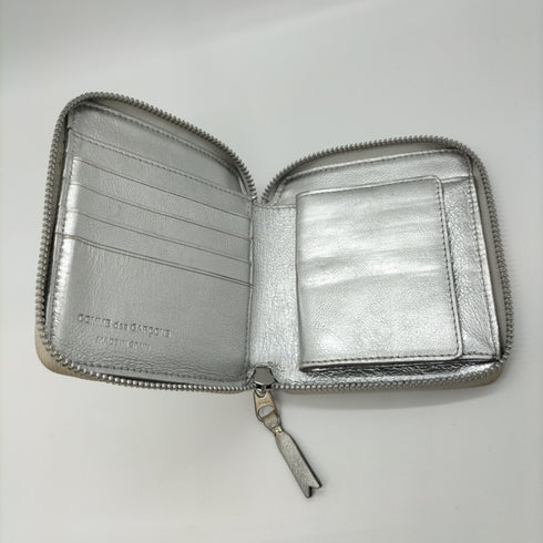 コムデギャルソン COMME des GARCONS スペイン製 EMBOSSED LOGOTYPE WALLET ラウンドジップウオレット メンズ