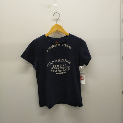 フォーティーファイブアールピーエム 45rpm インディゴ ステンシルプリント クルーネックTシャツ レディース 2