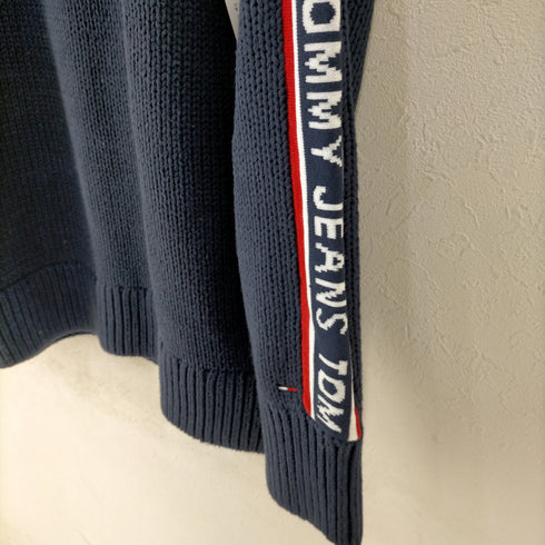 トミージーンズ tommy jeans コットンアクリル ロゴスリーブ モックネックニット メンズ JPN:M
