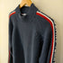 トミージーンズ tommy jeans コットンアクリル ロゴスリーブ モックネックニット メンズ JPN:M
