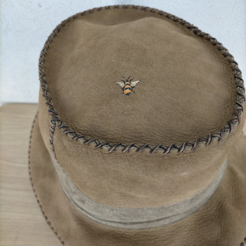 蜂刺繍ピッグレザーハット メンズ