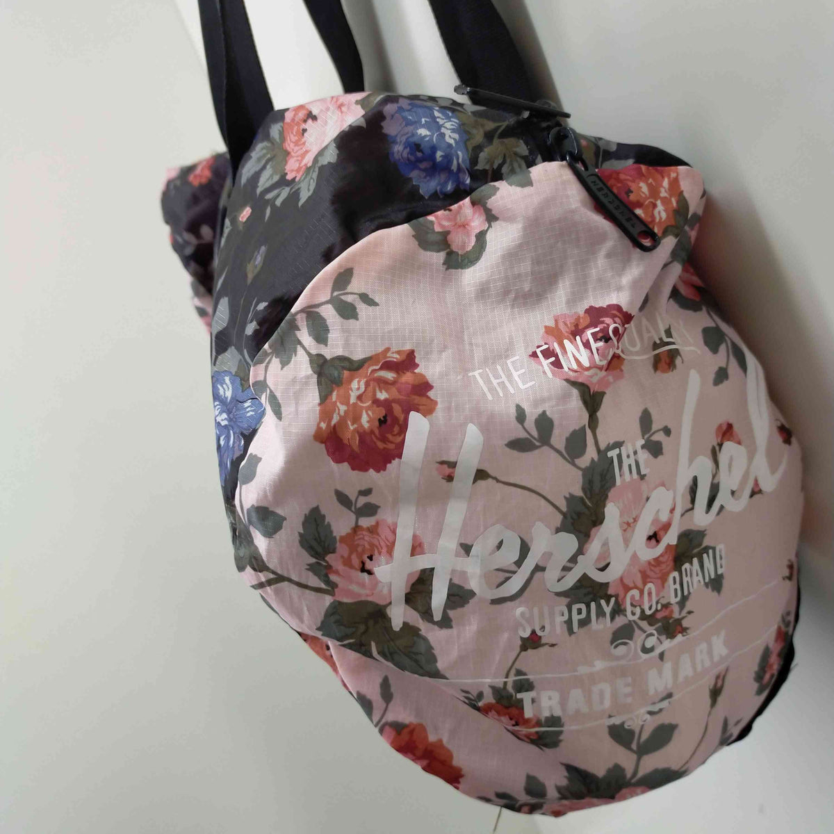 ハーシェル Herschel リュック 黒 ビッグ 花柄 - バッグ