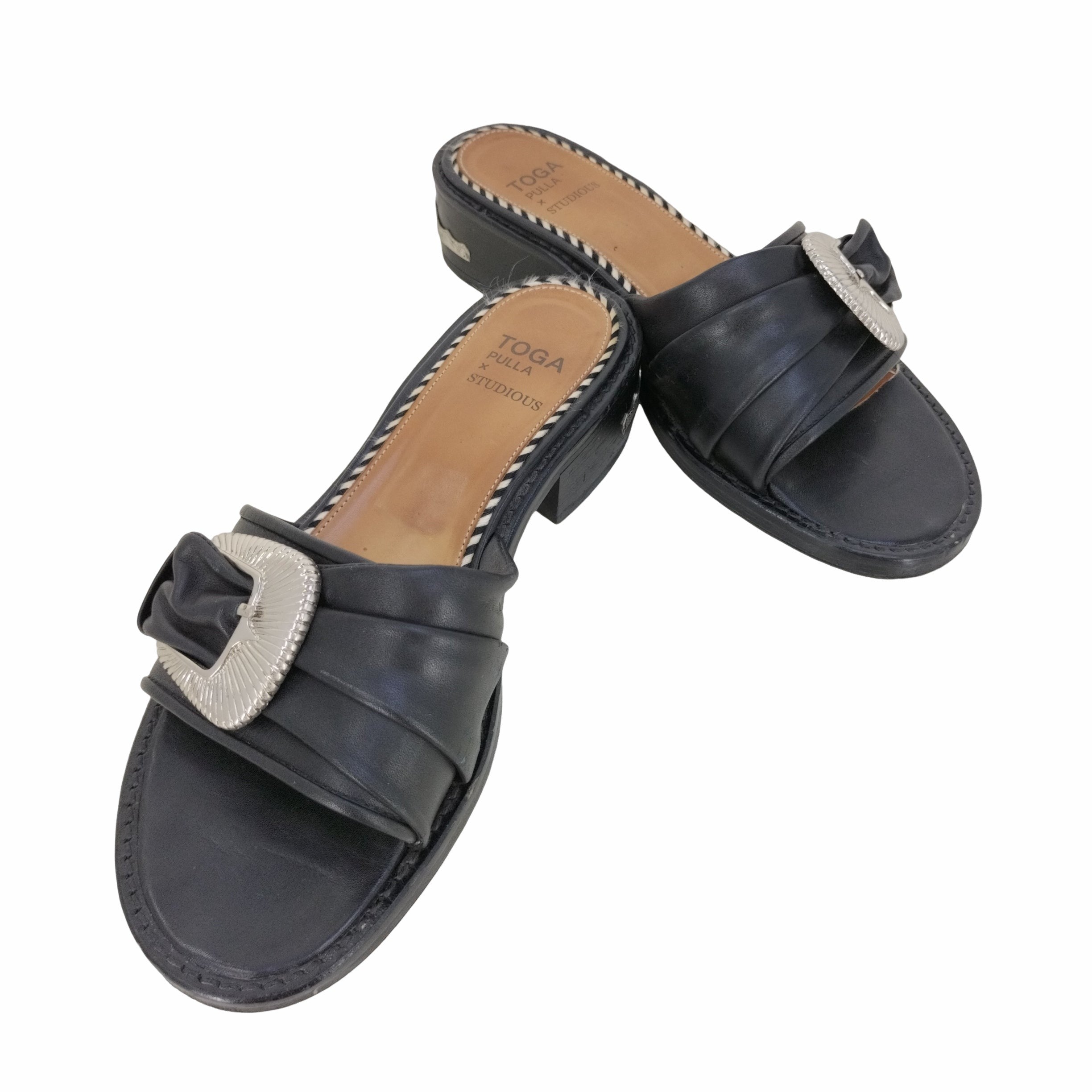 トーガプルラ TOGA PULLA 別注 EX. METAL SANDAL LEATHER レザーメタル