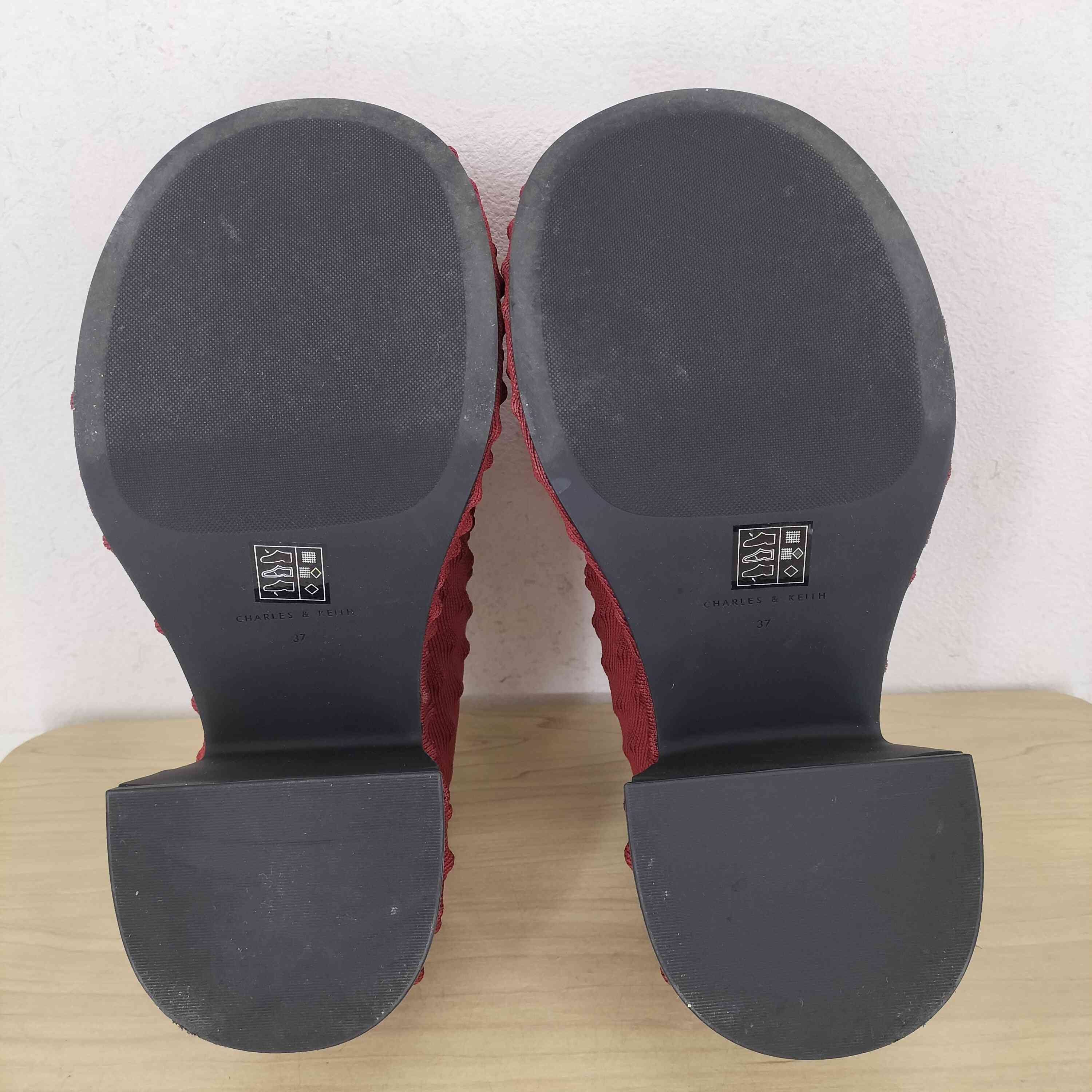 チャールズ＆キース 38 スパイクプラットフォームミュール チャールズキース CHARLES & KEITH スパイクテキスチャー