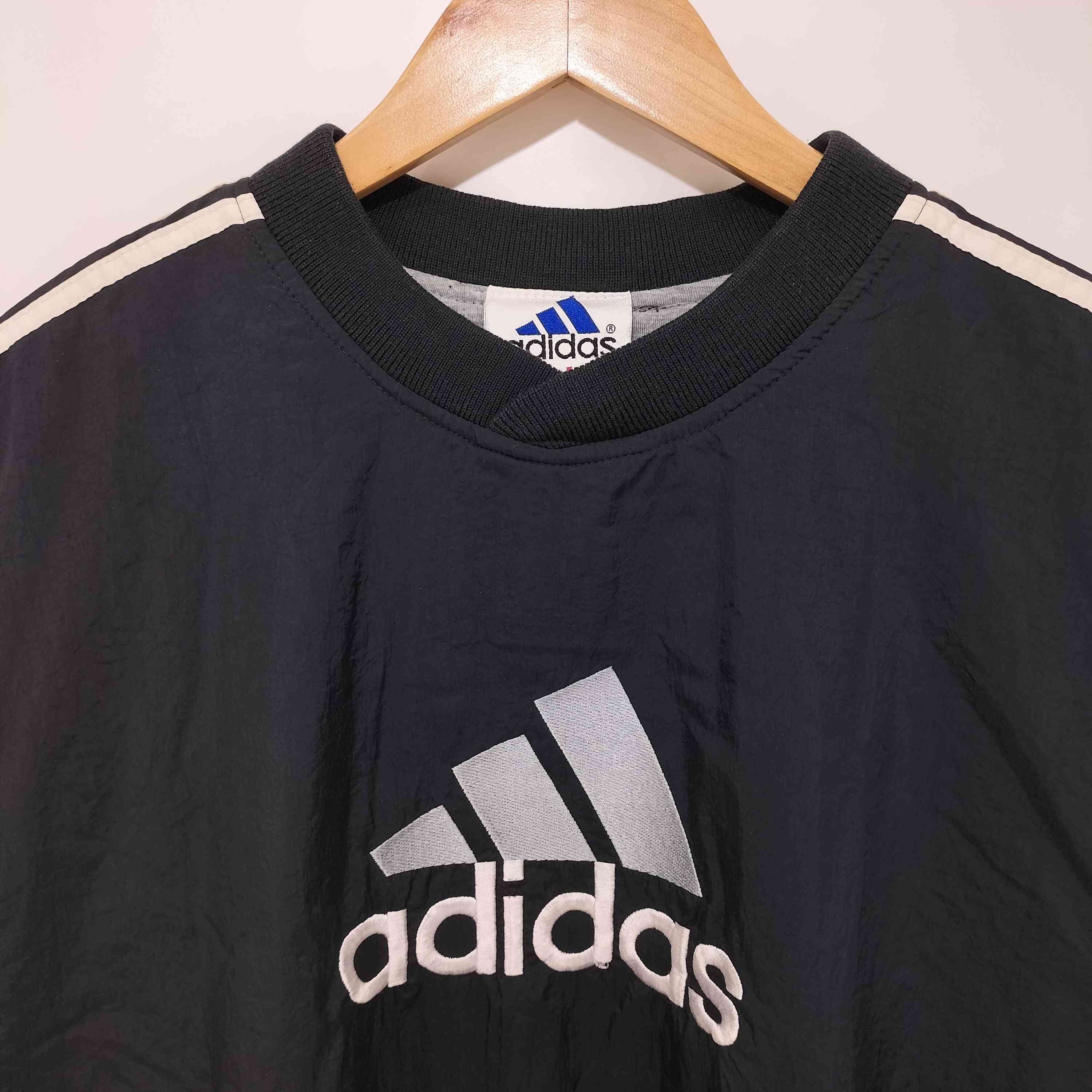 adidas パフォーマンスロゴ 万国旗　ナイロンセットアップ ダークグレー adidas - adidas パフォーマンスロゴ 万国旗 ナイロン